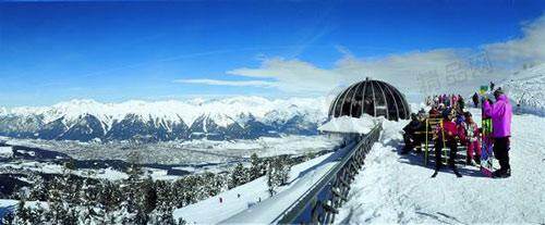 建在半山腰的木蘭纜車站可直達(dá)雪朗峰頂，讓游客近窺天堂